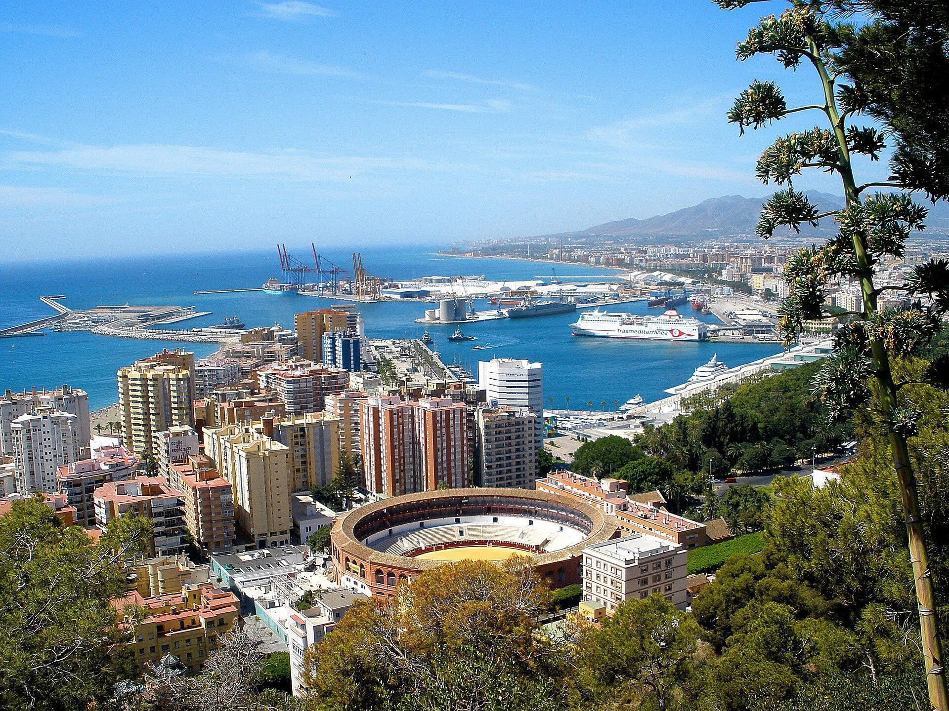 Vista de Málaga desde Gibralfaro, con la plaza de toros de La Malagueta, el puerto y el mar al fondo